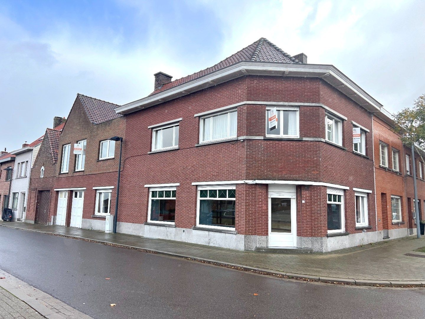 Ruime hoekwoning met handelsruimte en tal van mogelijkheden! foto 2