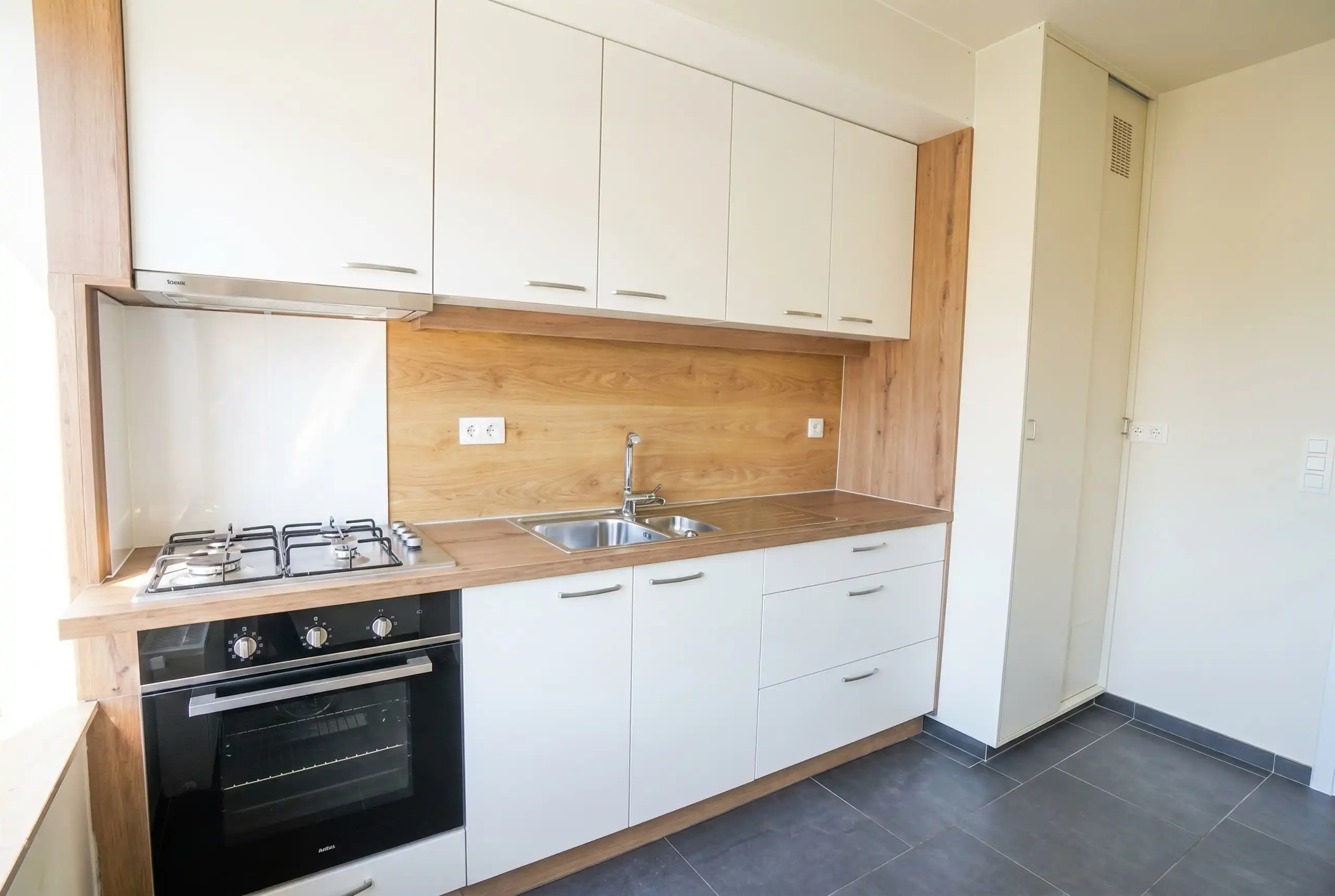 Vernieuwd appartement met garage en terras foto 2
