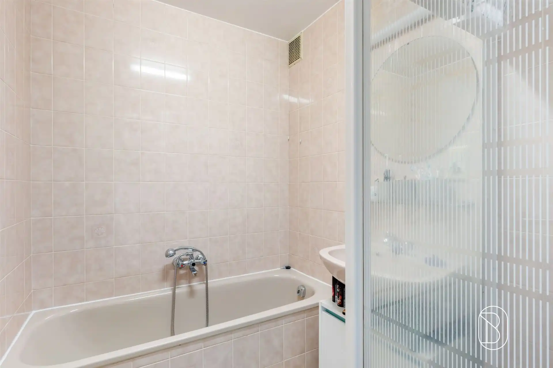 Ruime woning met atelier, bureau en maar liefst 3 garages foto 17