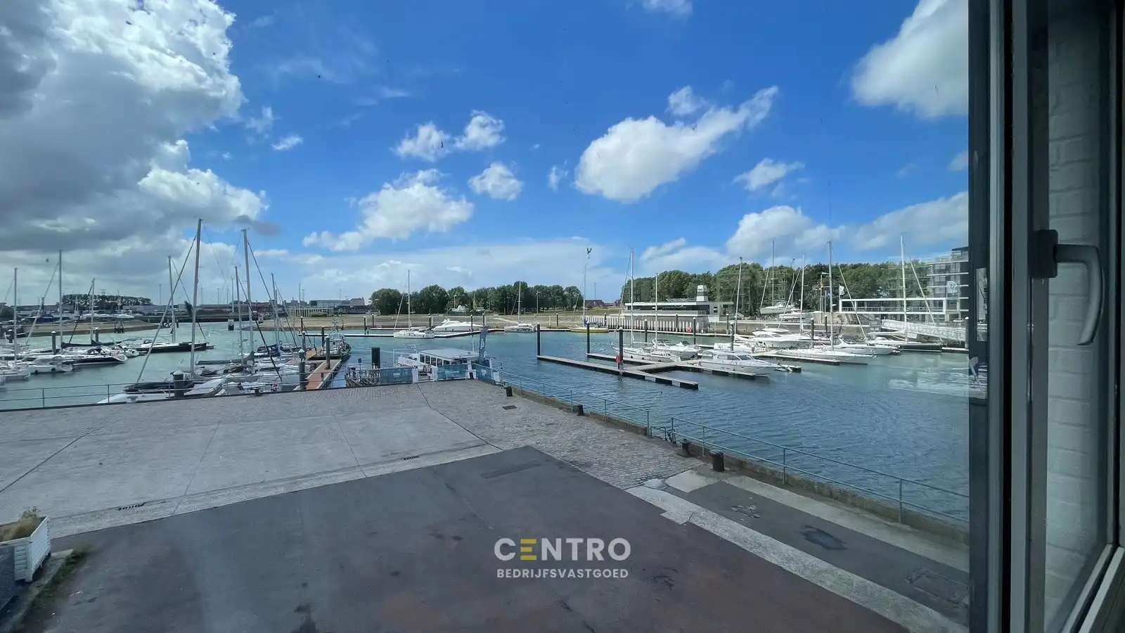 Horeca pand met bovenverdieping dat kan dienen als kantoorruimte te huur aan de jachthaven van Zeebrugge foto 12