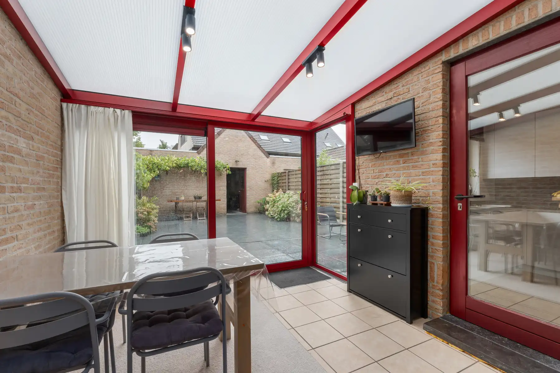 Instapklare, stijlvol gerenoveerde woning met 3 slaapkamers en dubbele garage in hartje Meulebeke foto 10