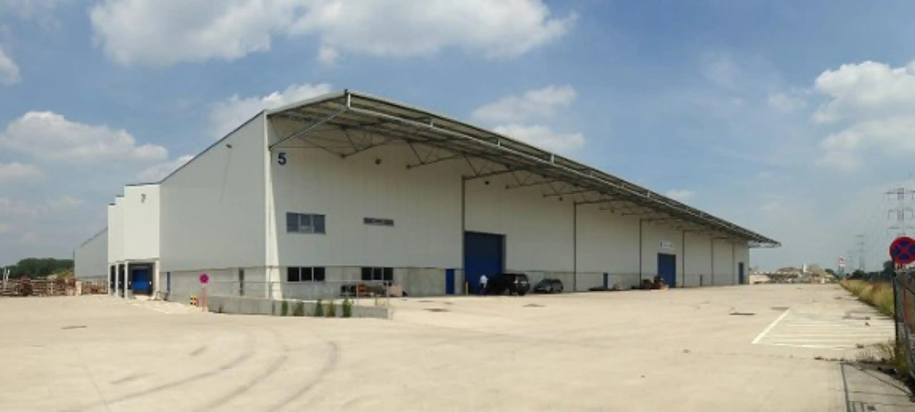 Grobbendonk: Magazijn 7.700m² langs de E313 en 6 loskades foto {{pictureIndex}}
