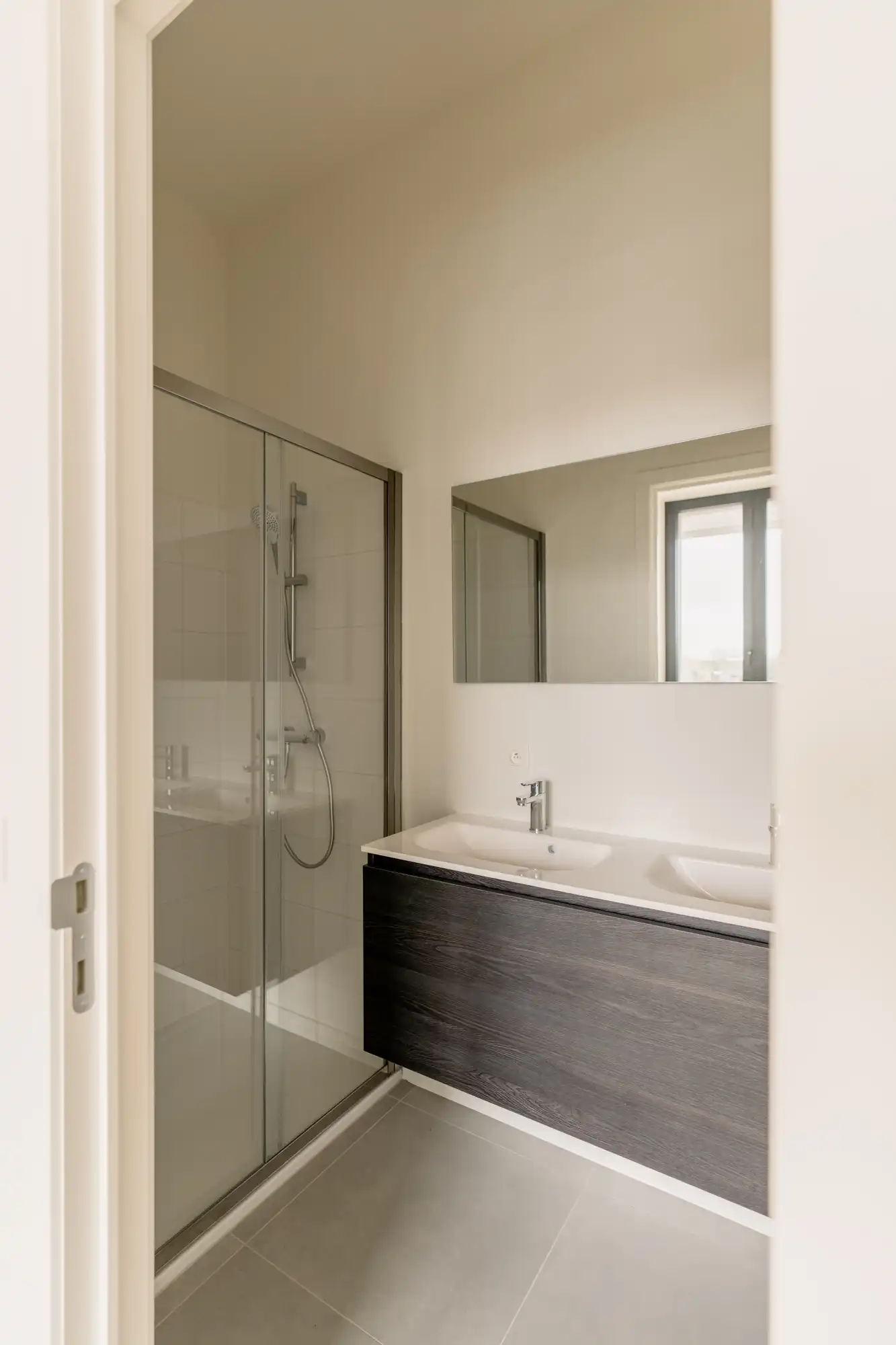 Max Dudler: uitgepuurde lijnen en Zwitserse precisie aan de Scheldekaaien. foto 10