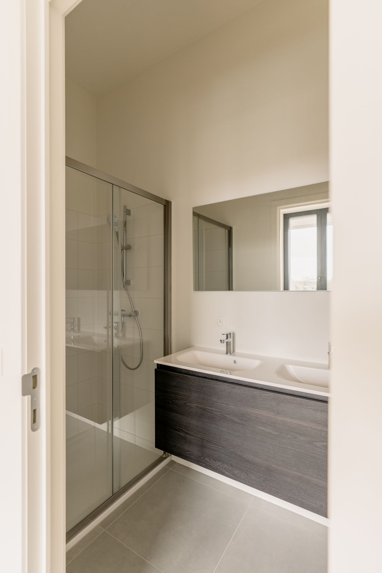 Max Dudler: uitgepuurde lijnen en Zwitserse precisie aan de Scheldekaaien. foto 10