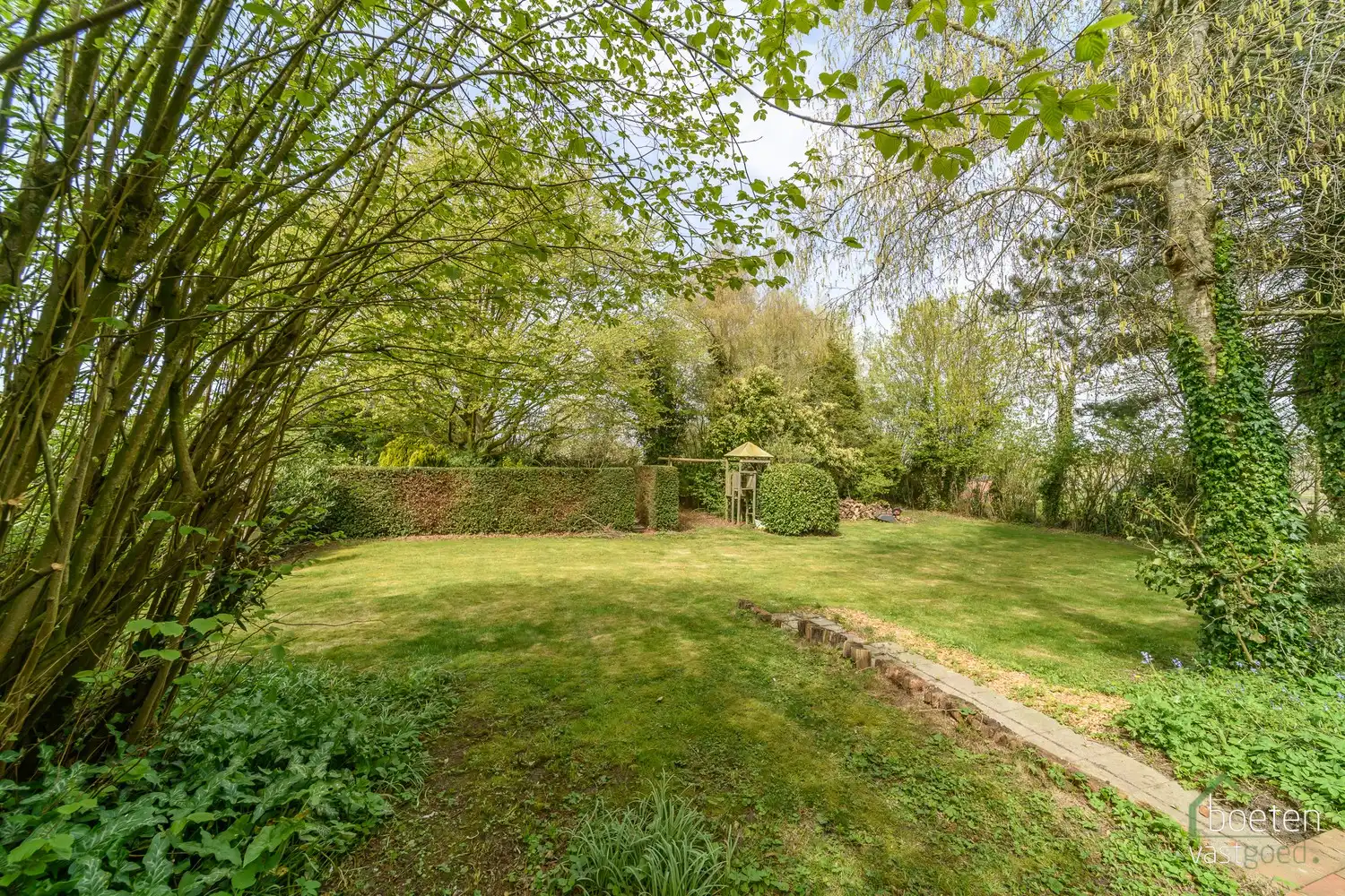 ALVERINGEM: Karaktervolle herenwoning uit het interbellum (jaren 30) met authentieke geveldetails en een warm landelijk interieur op 3.253 m² totale grondopp. foto 24