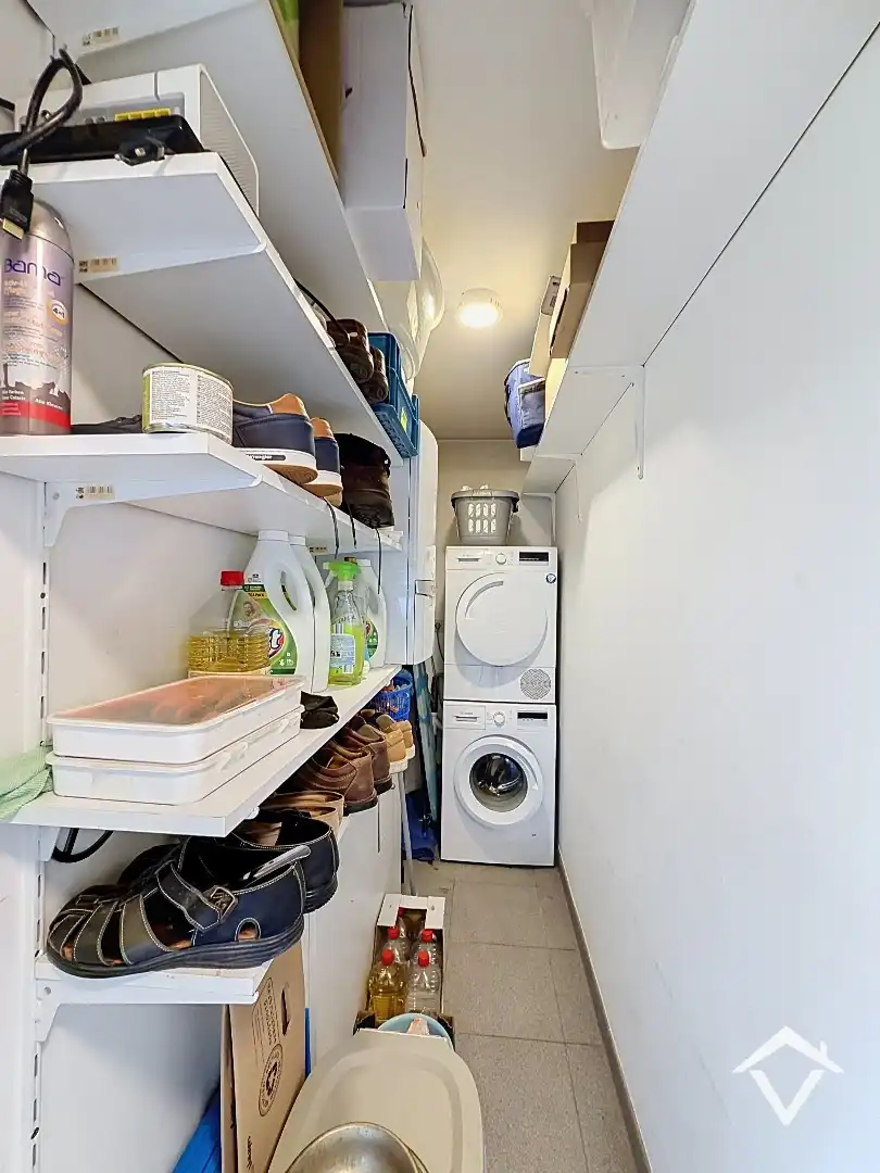 Instapklaar appartement met 2 slaapkamers, 2 terrassen, garage en tuin te Roeselare. foto 9