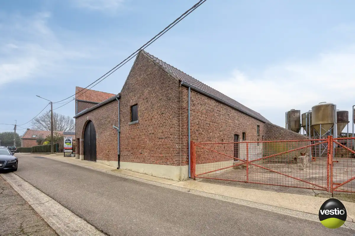 VIERKANTSHOEVE MET 4 BIJHORENDE VARKENSSTALLEN TE SINT-HUIBRECHTS-HERN op 65A79CA. foto 36