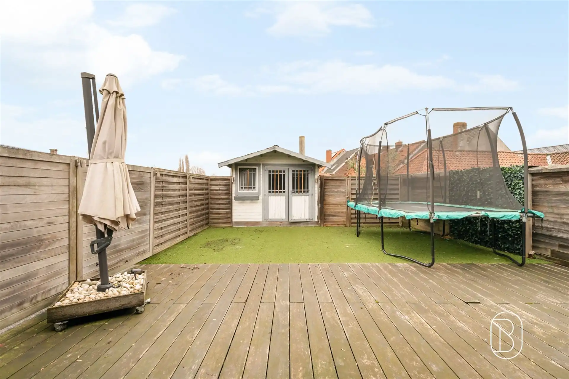 Handelspand met ruime woonst, garage en leuk terras foto 3