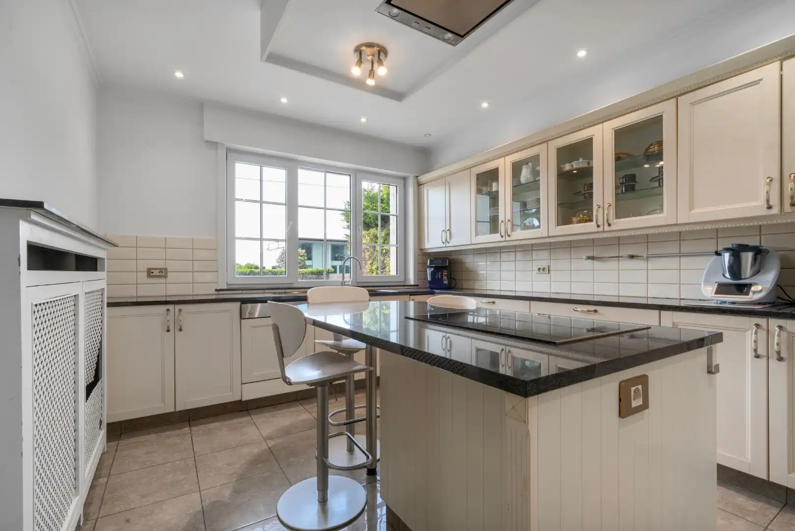 Stijlvolle villa met 5 slaapkamers op mooi perceel van 1325m² foto 6