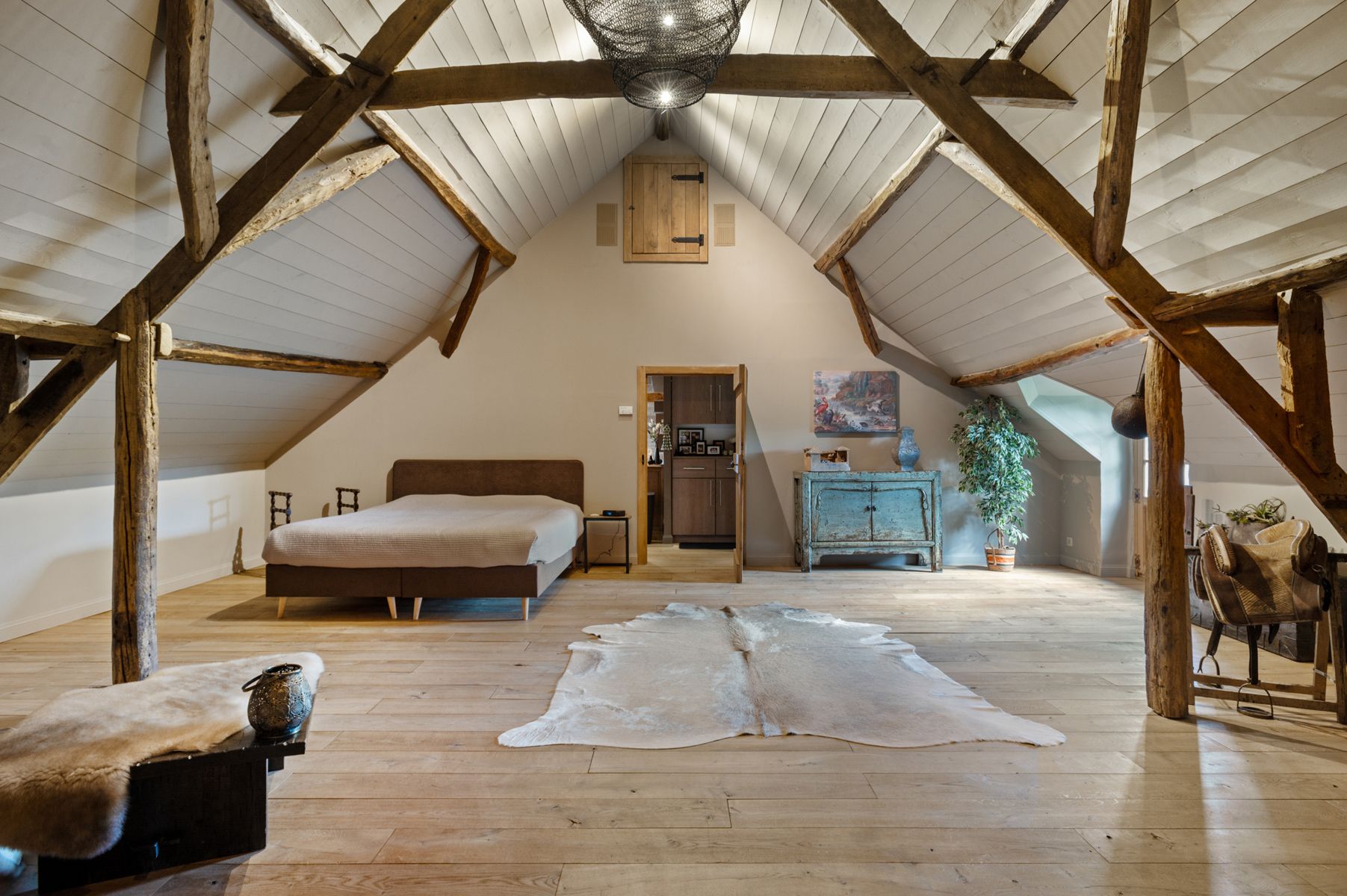 Gerenoveerde hoevewoning met praktijk en paardenstallen.  foto 20