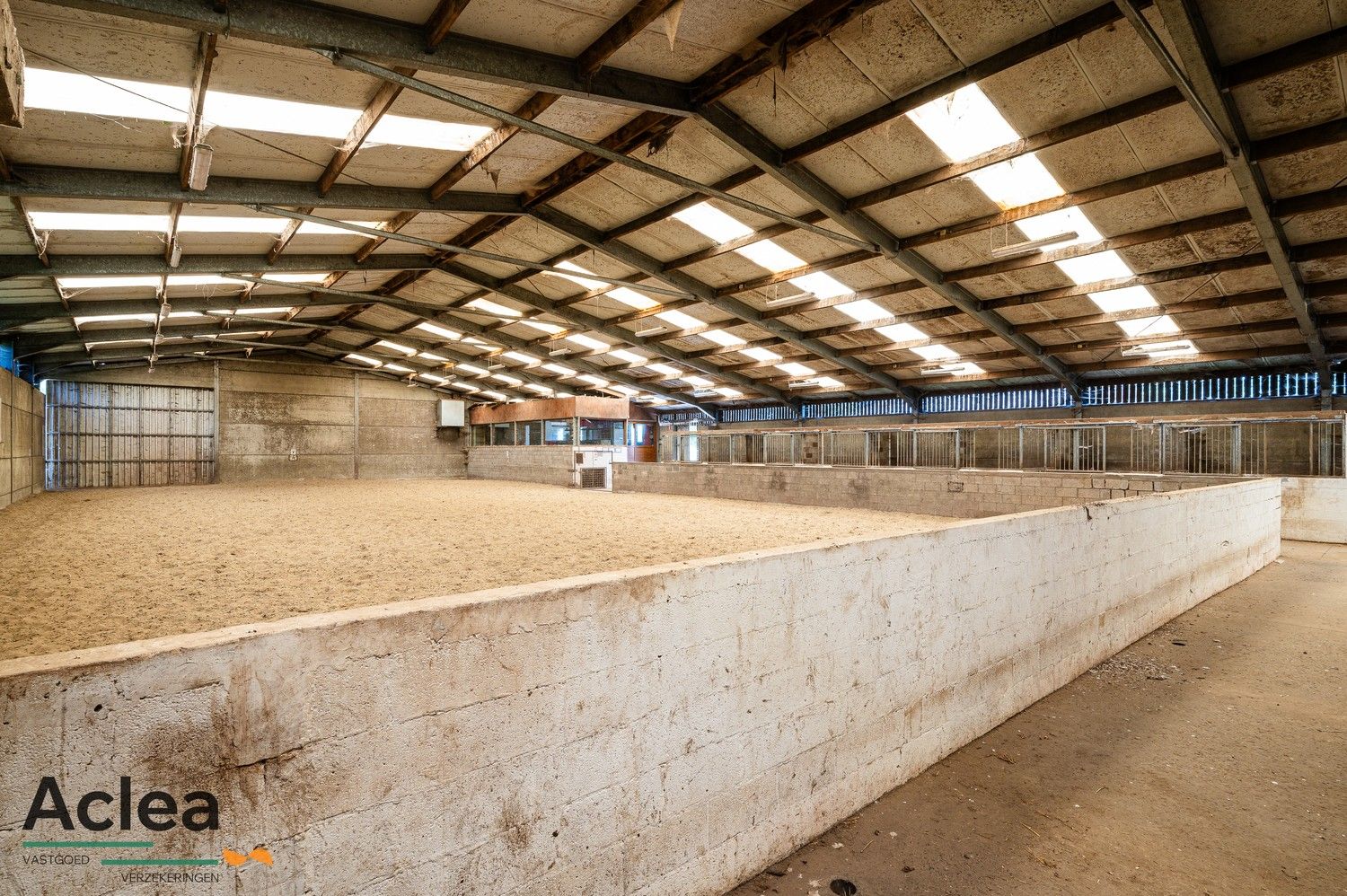 Unieke karaktervolle hoeve met manege op 12.121m² foto 16