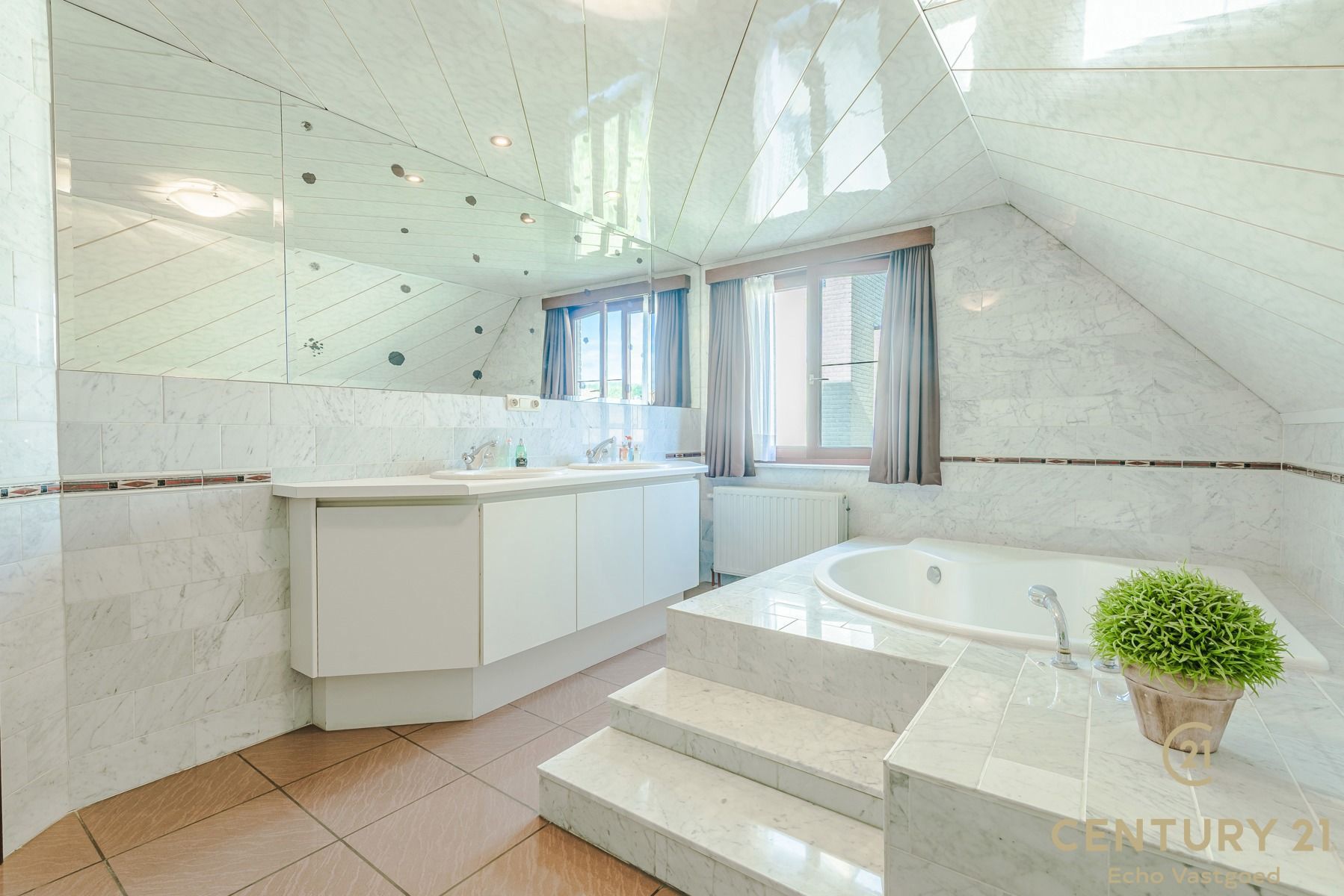 Vrijstaande, ruime instapklare villa met zwembad foto 18