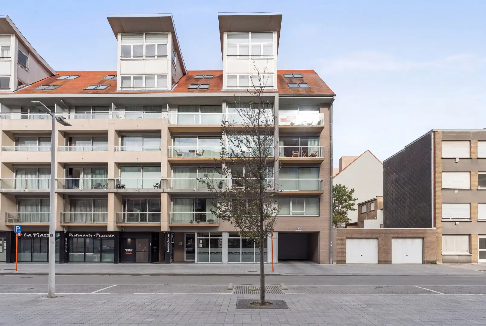 Modern gemeubeld 2 slaapkamerappartement met garage TE KOOP foto 20