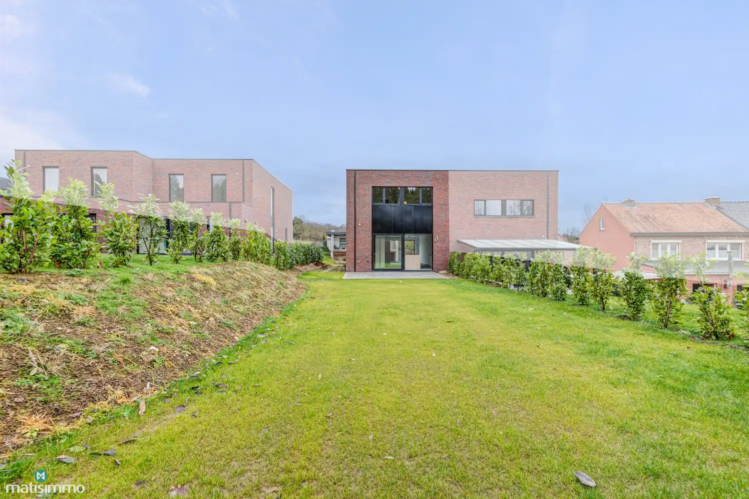 VOLLEDIG AFGEWERKTE EN GESCHILDERDE NIEUWBOUWWONING (EPB E10) MET 3 SLAAPKAMERS, 2 BADKAMERS, 2 GARAGES, KELDER EN AANGELEGDE TUIN IN WERM foto 35