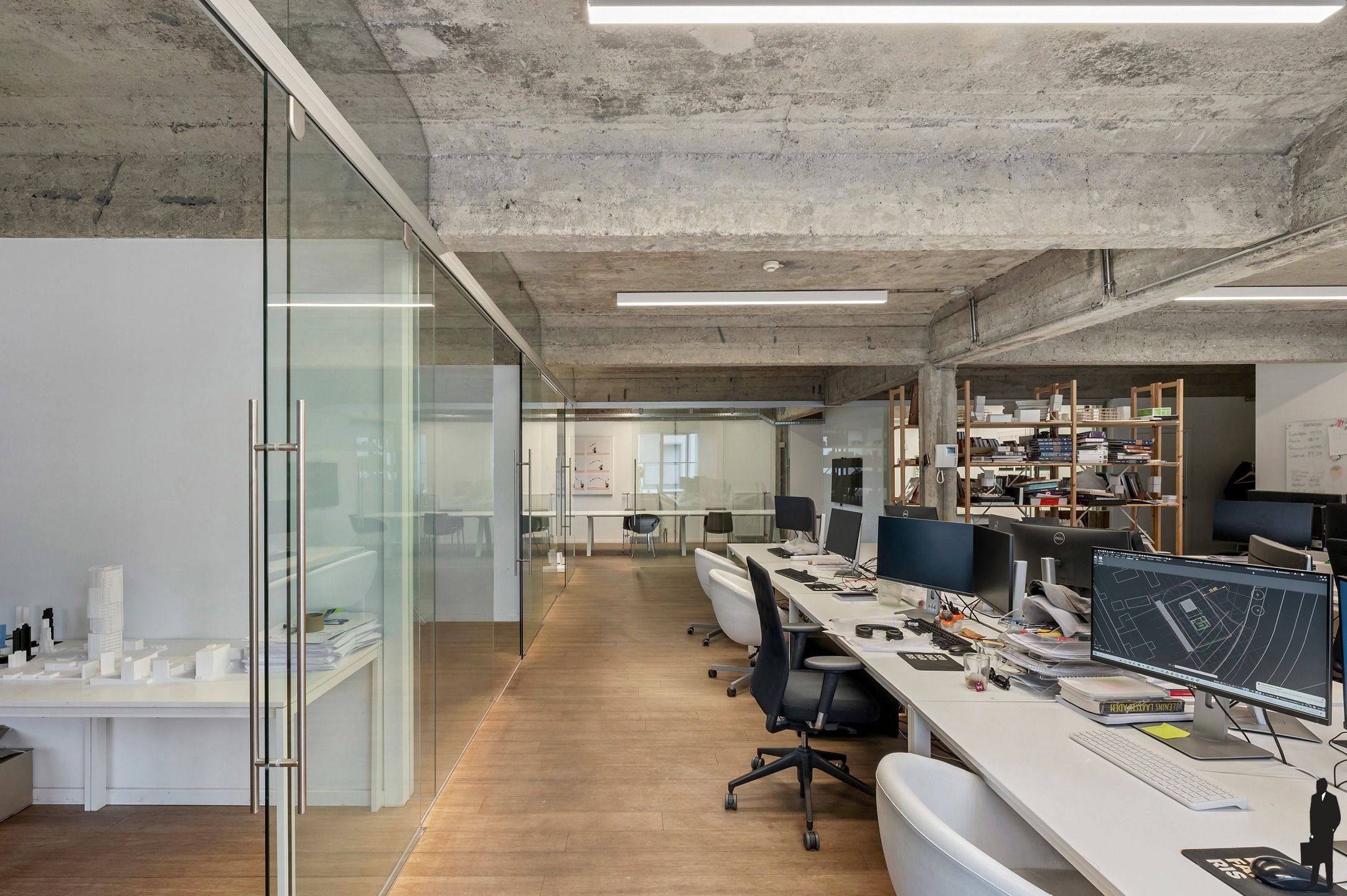 Lichtovergoten industriële loft met open structuur en ruwe materialen foto 10