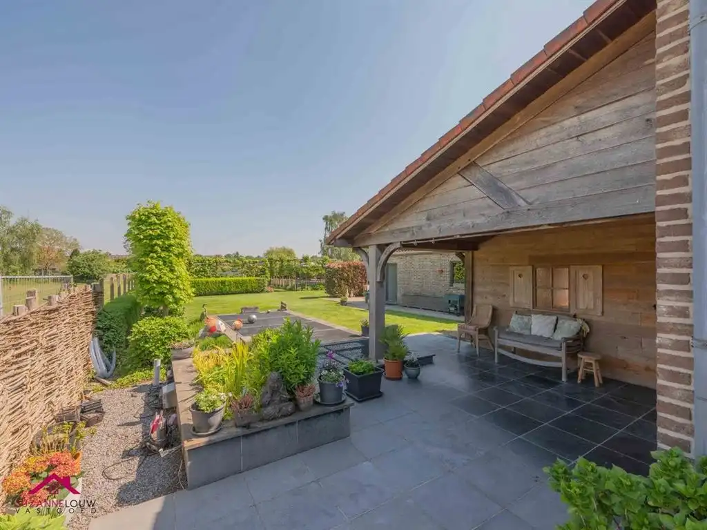 Charmante vrijstaande woning met sfeervol aangelegd terras foto 10