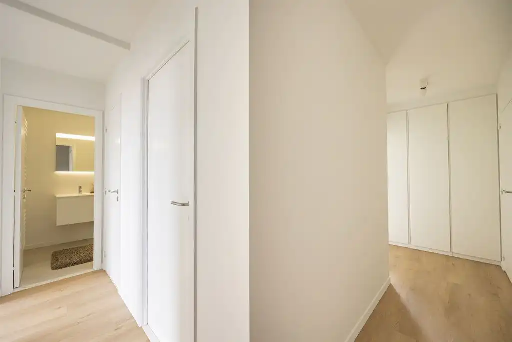 Ruim gerenoveerd appartement met groen zicht en parkeerplaats foto 11