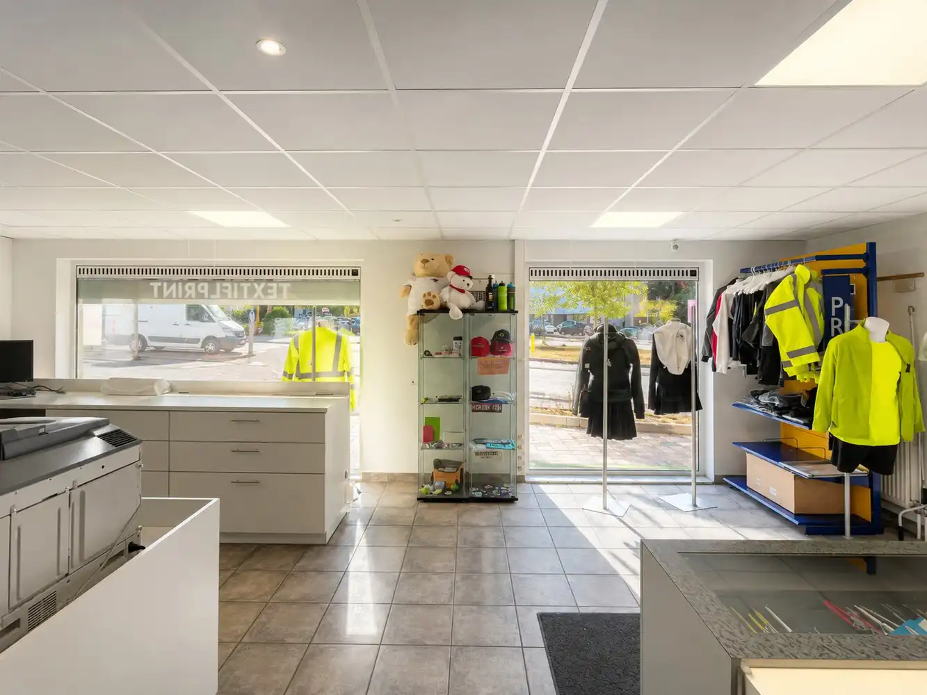 Handelsruimte pal aan het centrum van Genk foto 2