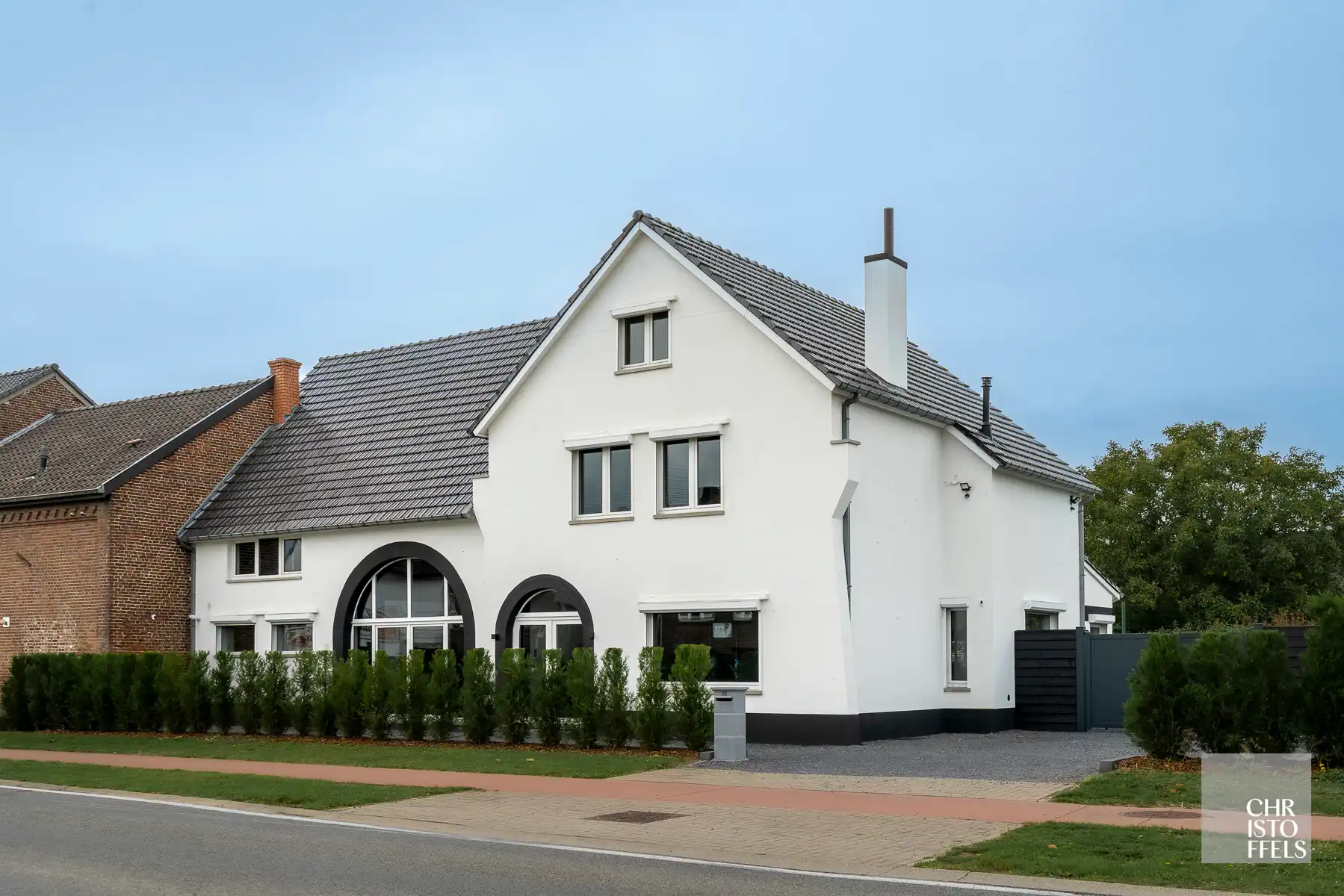 Uitzonderlijk ruime (440m²!) en volledig gerenoveerde woning met commerciële topligging en tal van mogelijkheden in Lanaken! foto 11