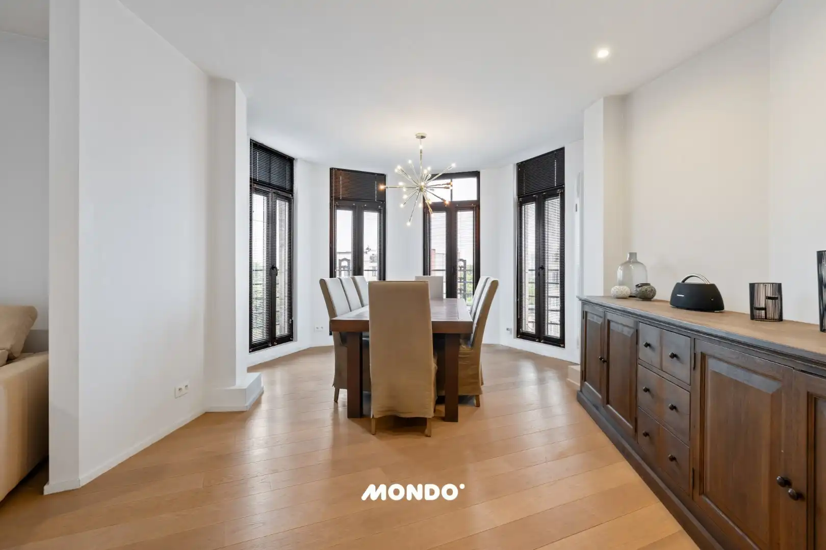 Exclusief  wonen boven de stad: eindeloos panorama en strak design. foto 6