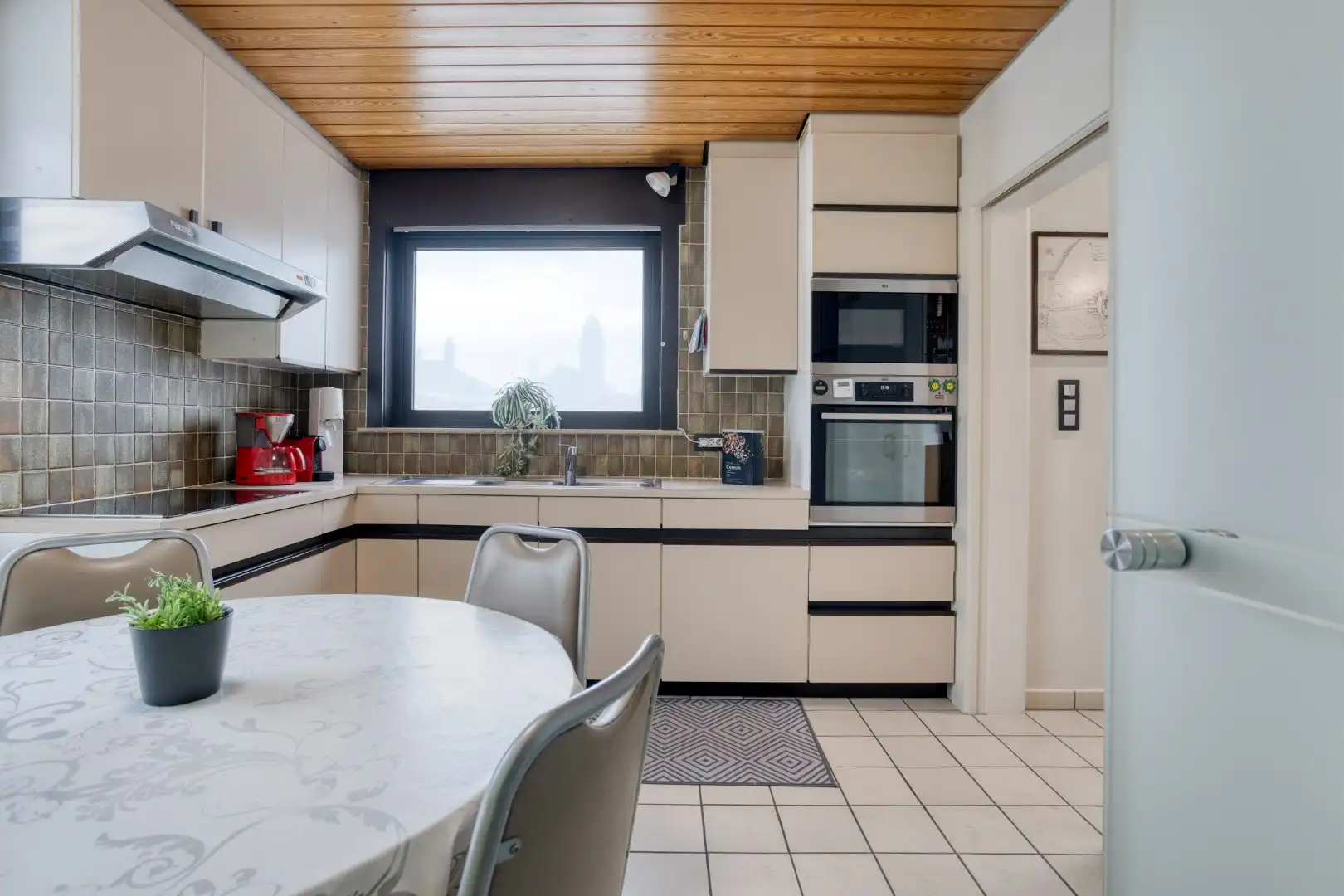 Open bebouwing met mooie tuin en 2 garages op topligging! foto 11