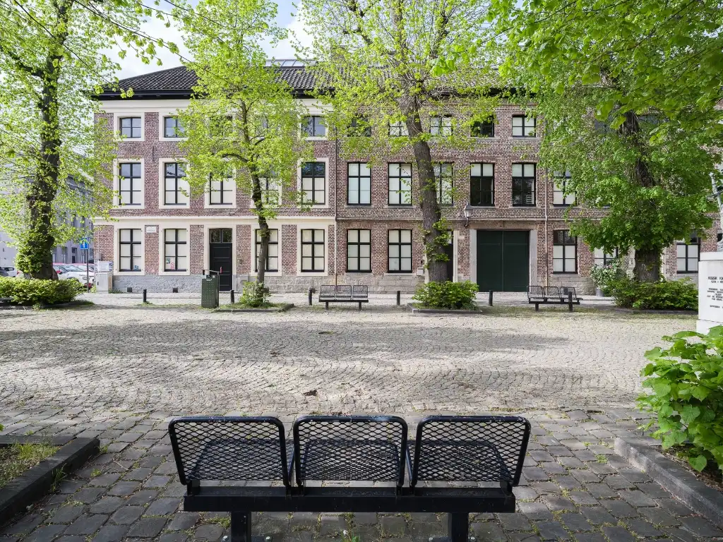 Te renoveren stadswoning met vergunning op exclusieve locatie foto 8