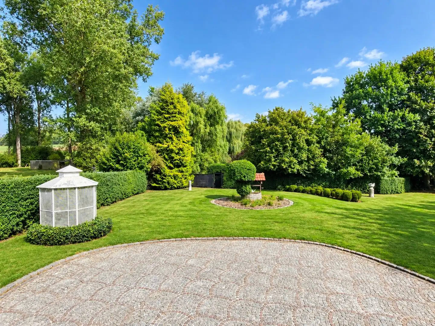 Exclusief landhuis op 2.917 m² met dubbele garage, prachtig zicht over de velden en optimale privacy. foto 6