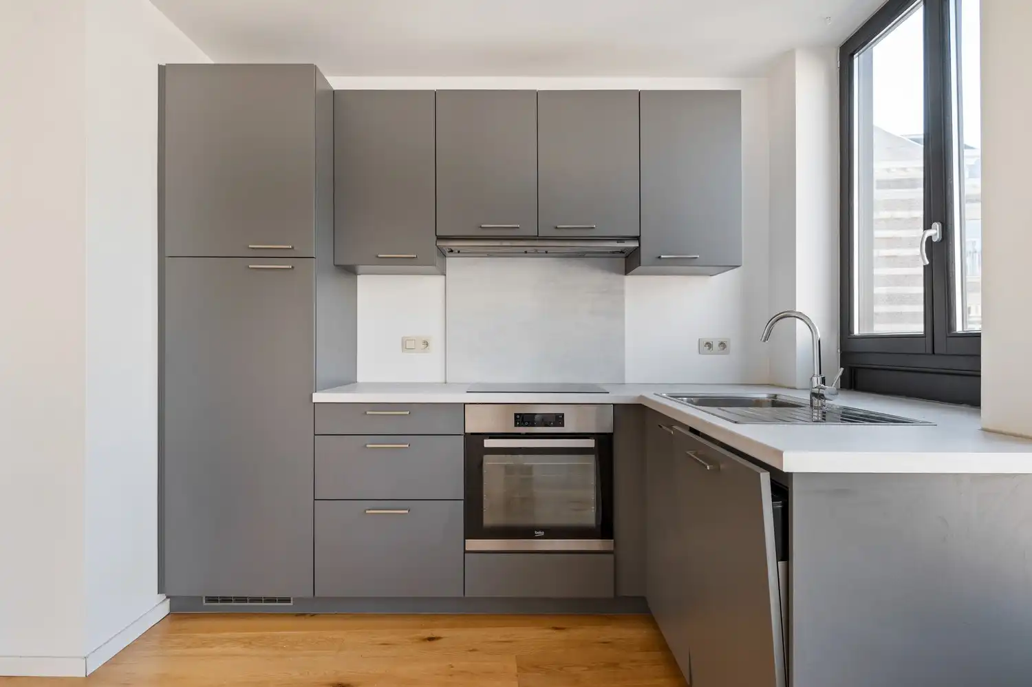 Instapklaar gerenoveerd 1-slaapkamer appartement op topligging in Berchem! foto 5