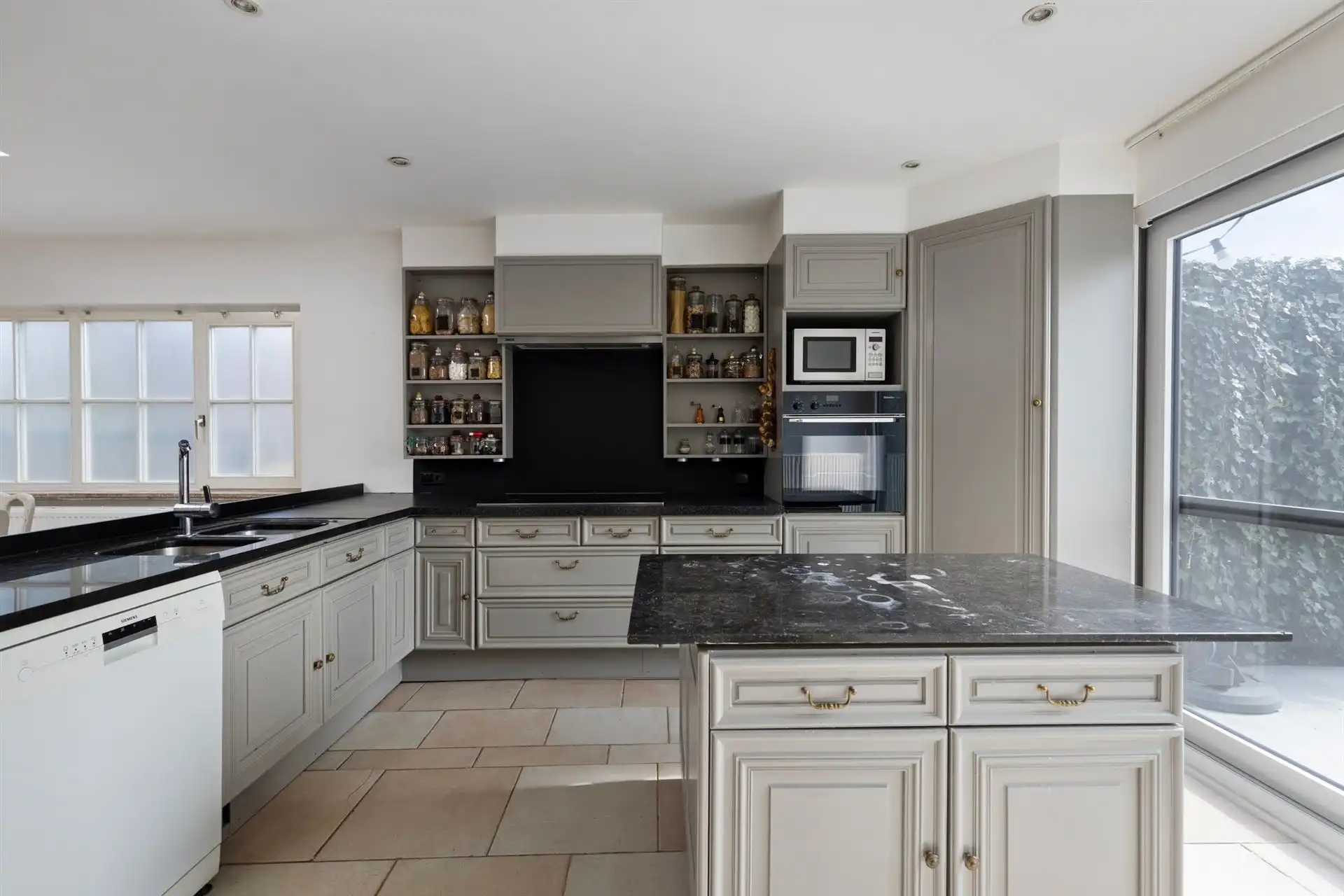 Ruime halfopen bebouwing (3 slpks), terras en tuin foto 14