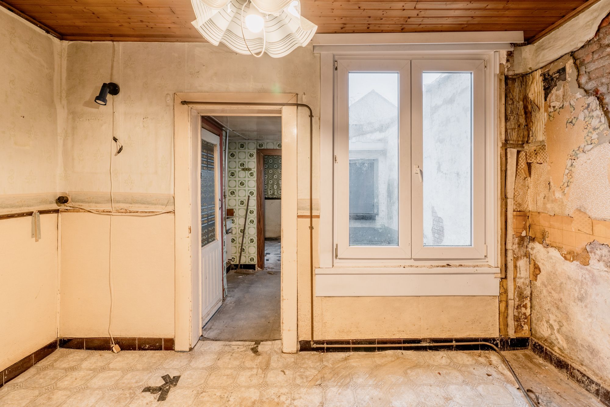 Wrapped in wallpaper: te renoveren of nieuw te bouwen woning in Damtwerpen foto 3