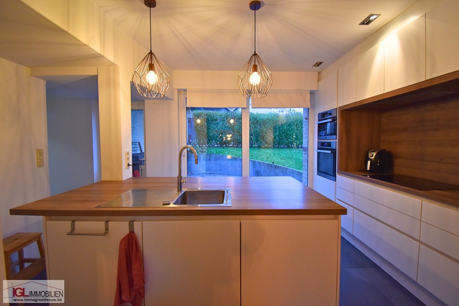 Ruime gezinswoning met 4 slaapkamers, tuin, terras en 2 staanplaatsen te huur foto 7