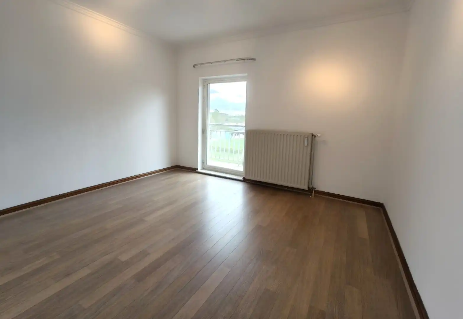 GELIJKVLOERS APPARTEMENT MET GARAGE foto 7