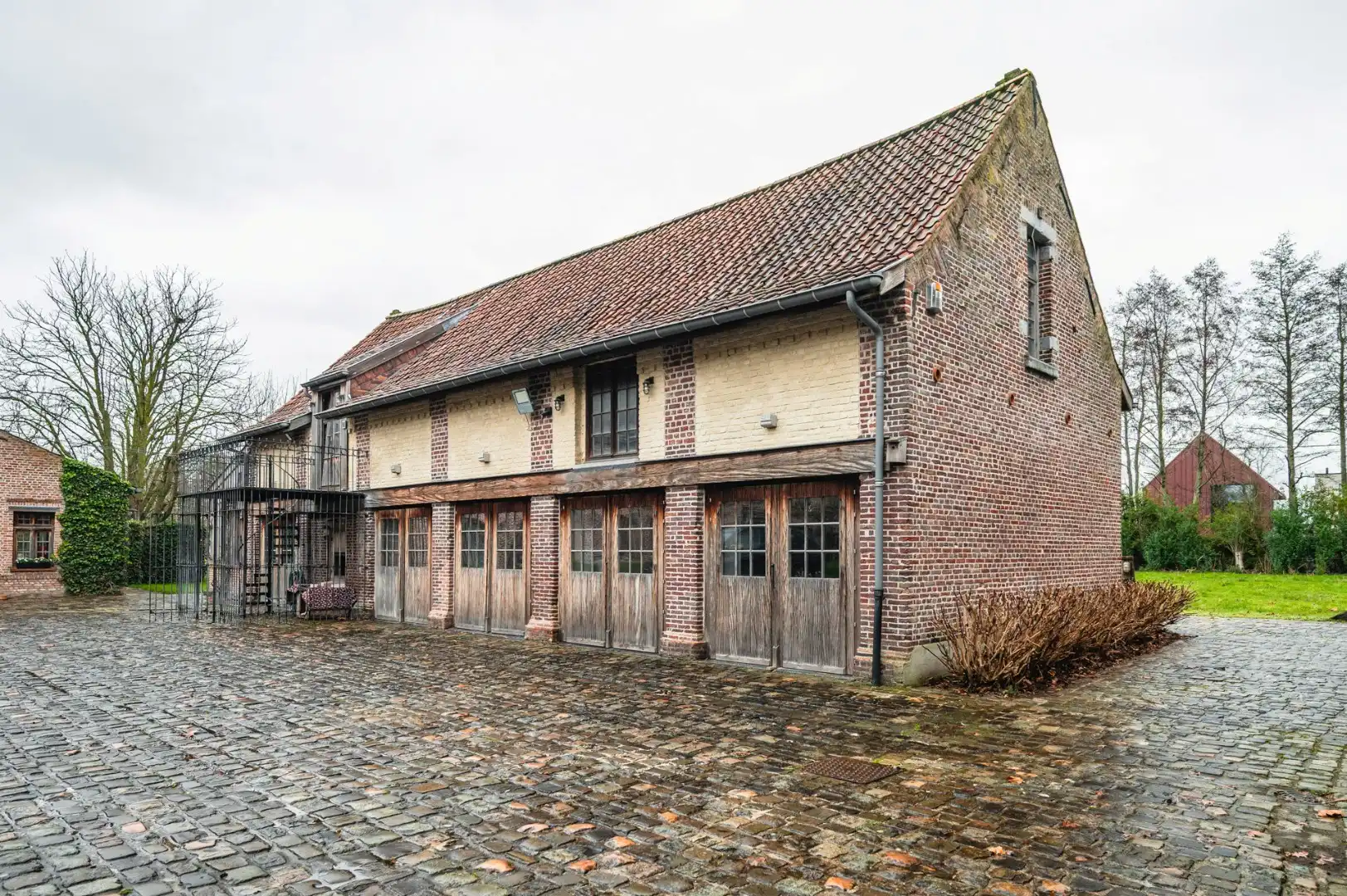 Unieke vierkantshoeve op uitgestrekt domein, geschikt voor diverse doeleinden  foto 13