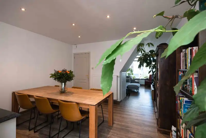 Gerenoveerde 2-slaapkamerwoning met terras te koop in Brugge foto {{pictureIndex}}