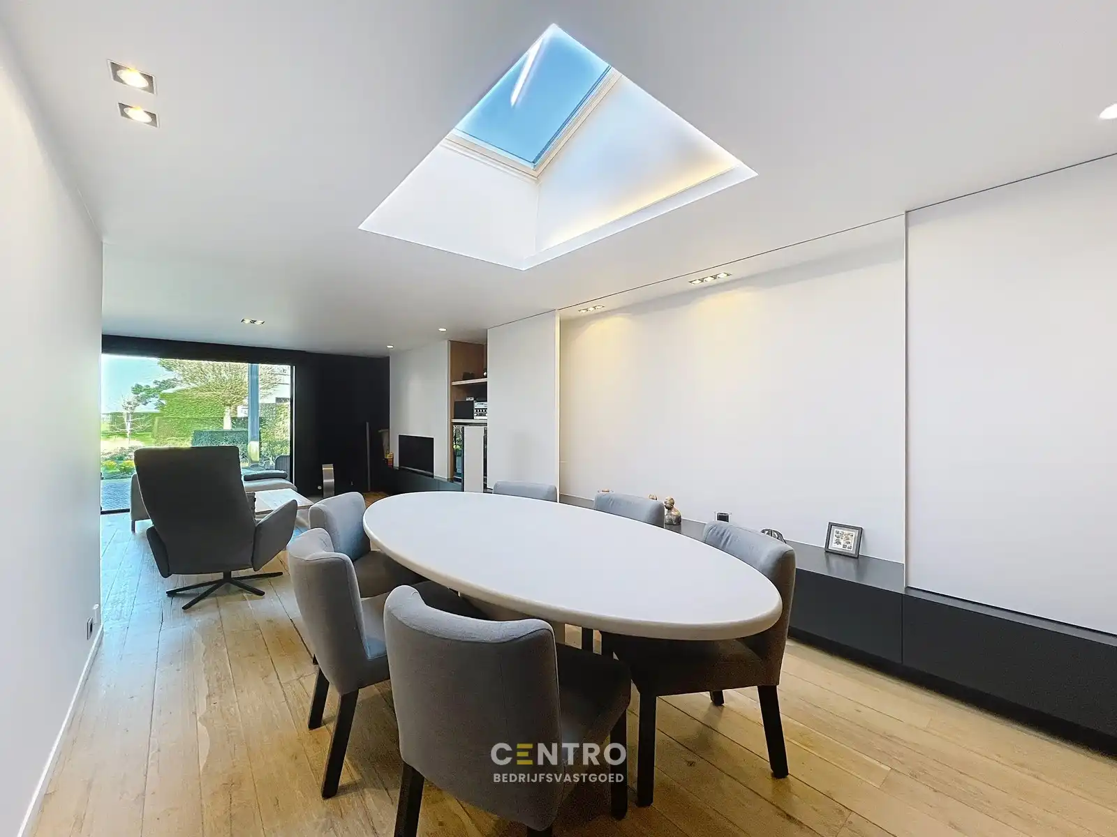 Luxueuze woning (4 slpks) + ruime showroom (of winkel, praktijkruimte, diensten, vrij beroep,...) met kantoor te Hooglede! foto 16