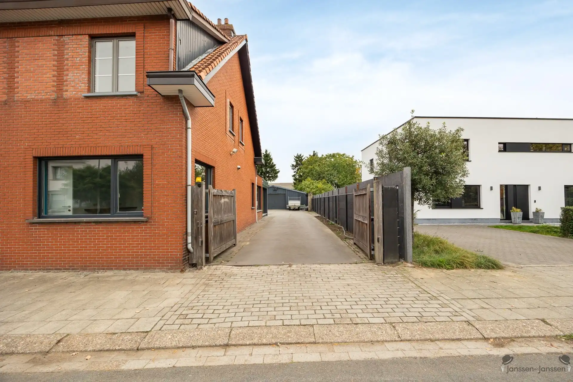 gerenoveerde woning met ruim magazijn  foto 3