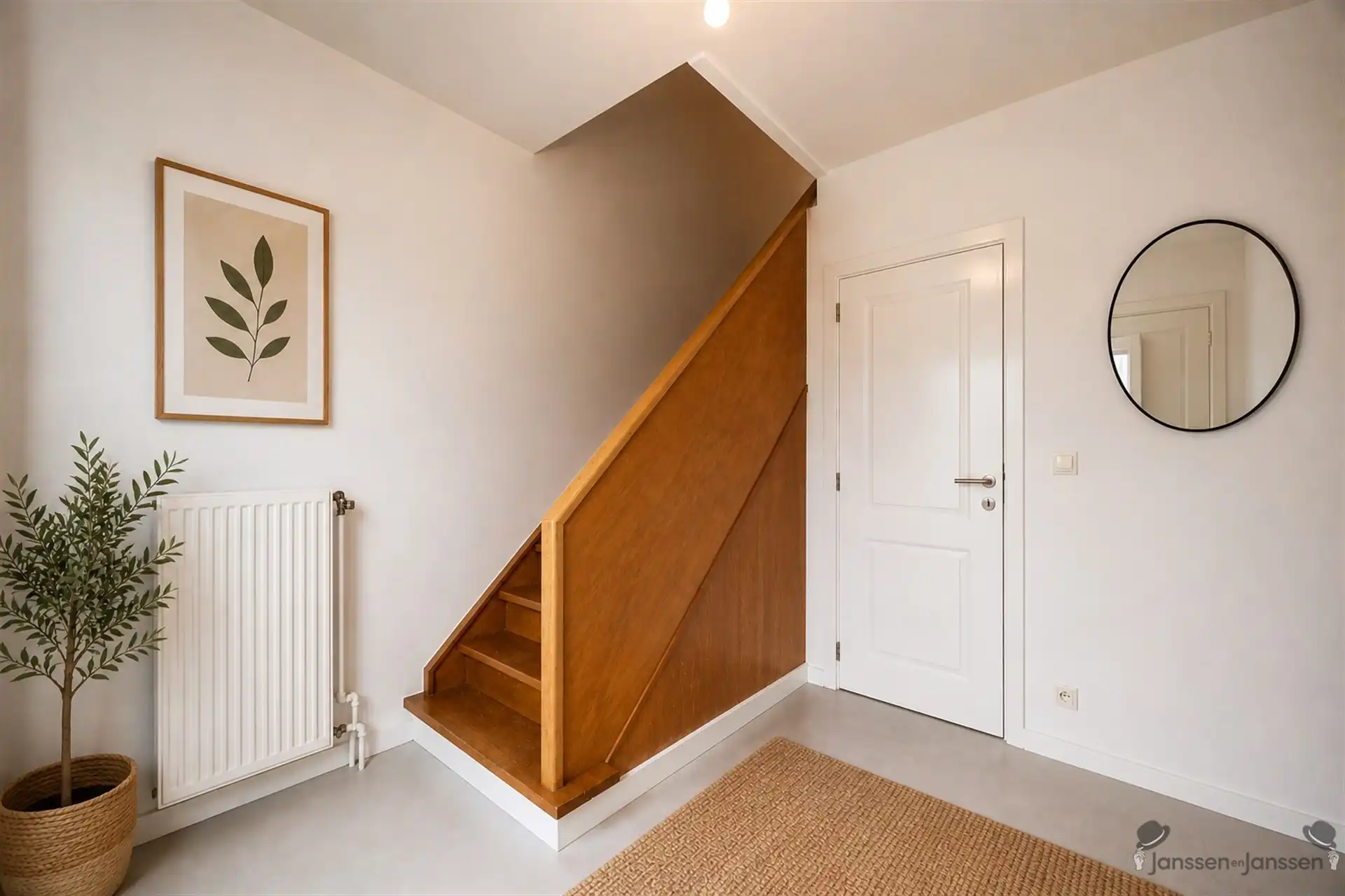gerenoveerde woning met ruim magazijn  foto 3