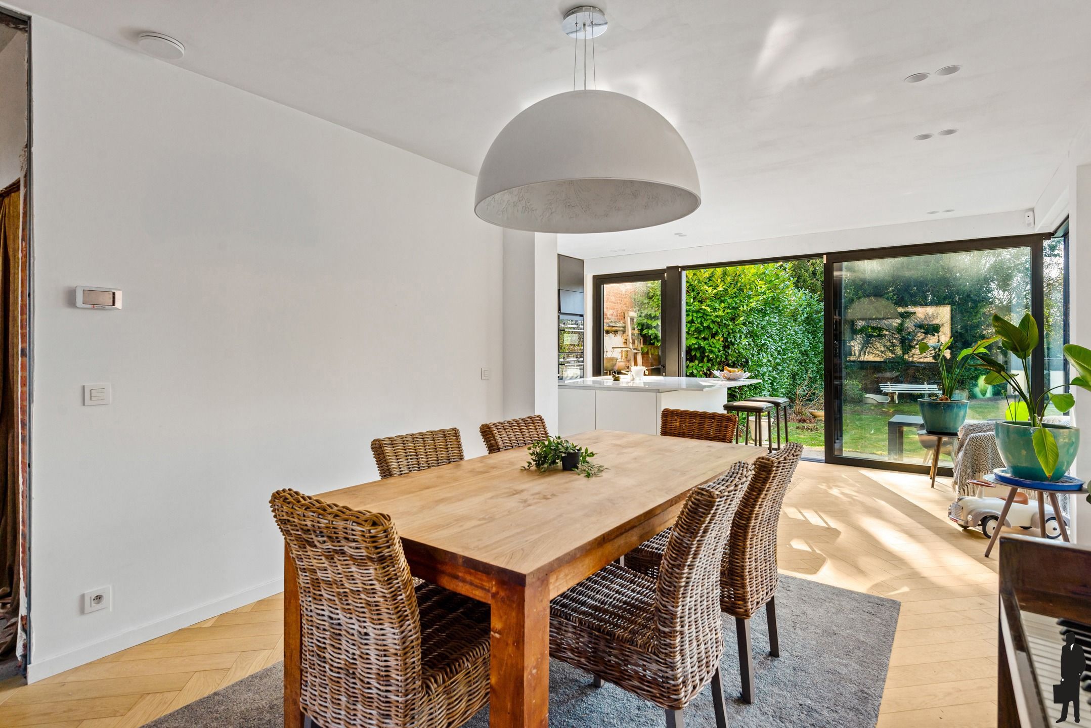 (Deels) gerenoveerde woning met ZW parktuin (ca. 1968m²) foto 22