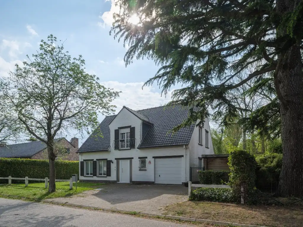 Vrijstaande woning (bew. opp 179m2) met 4 slaapkamers op perceel van 779m2 te Sint-Denijs-Westrem. foto {{pictureIndex}}