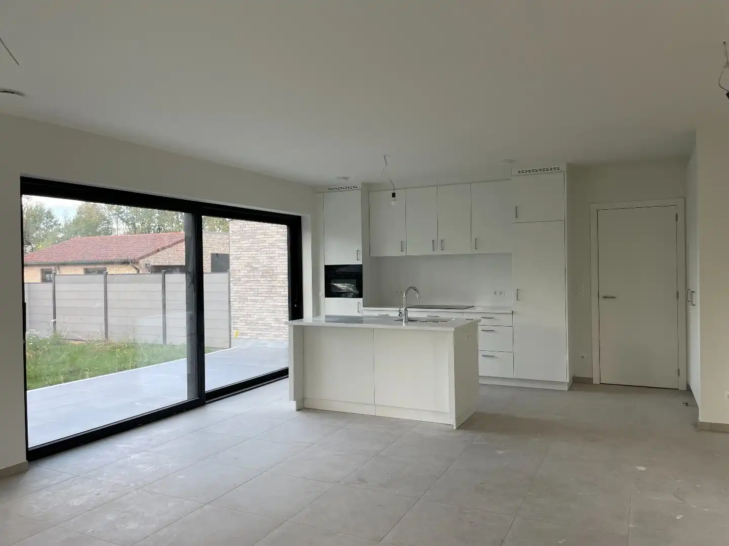 Zeer ruime moderne halfopen nieuwbouwwoning met tuin/terras en garage foto 10