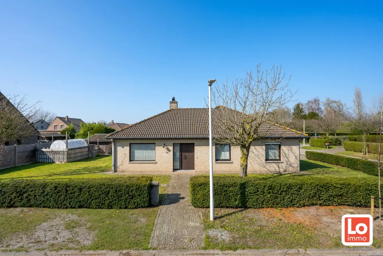 Hoofdfoto van de publicatie: Gelijkvloerse open woning met dubbele inpandige garage en zonnige tuin op een toplocatie nabij het centrum van Lochristi!