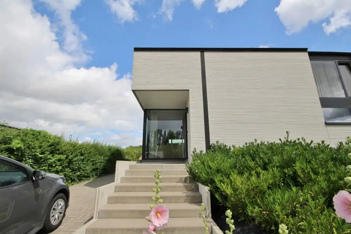 Moderne woning met 3 slaapkamers en tuin in het rustige Landen foto {{pictureIndex}}