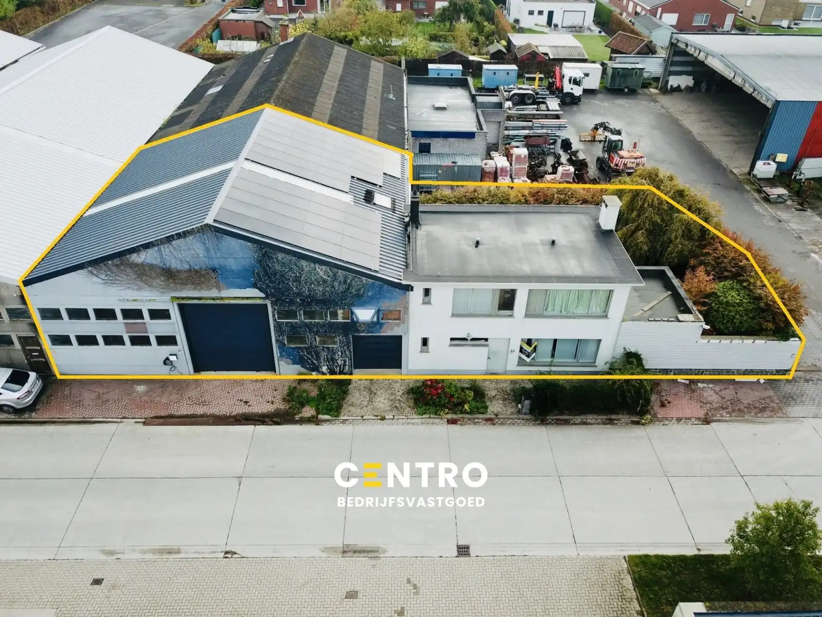 BEDRIJFSGEBOUW te koop in Zedelgem, bestaande uit MAGAZIJN (265m²) en WONING (3/4 slpkms, garage en tuin). Inclusief ZONNEPANELEN en BATTERIJ! foto {{pictureIndex}}