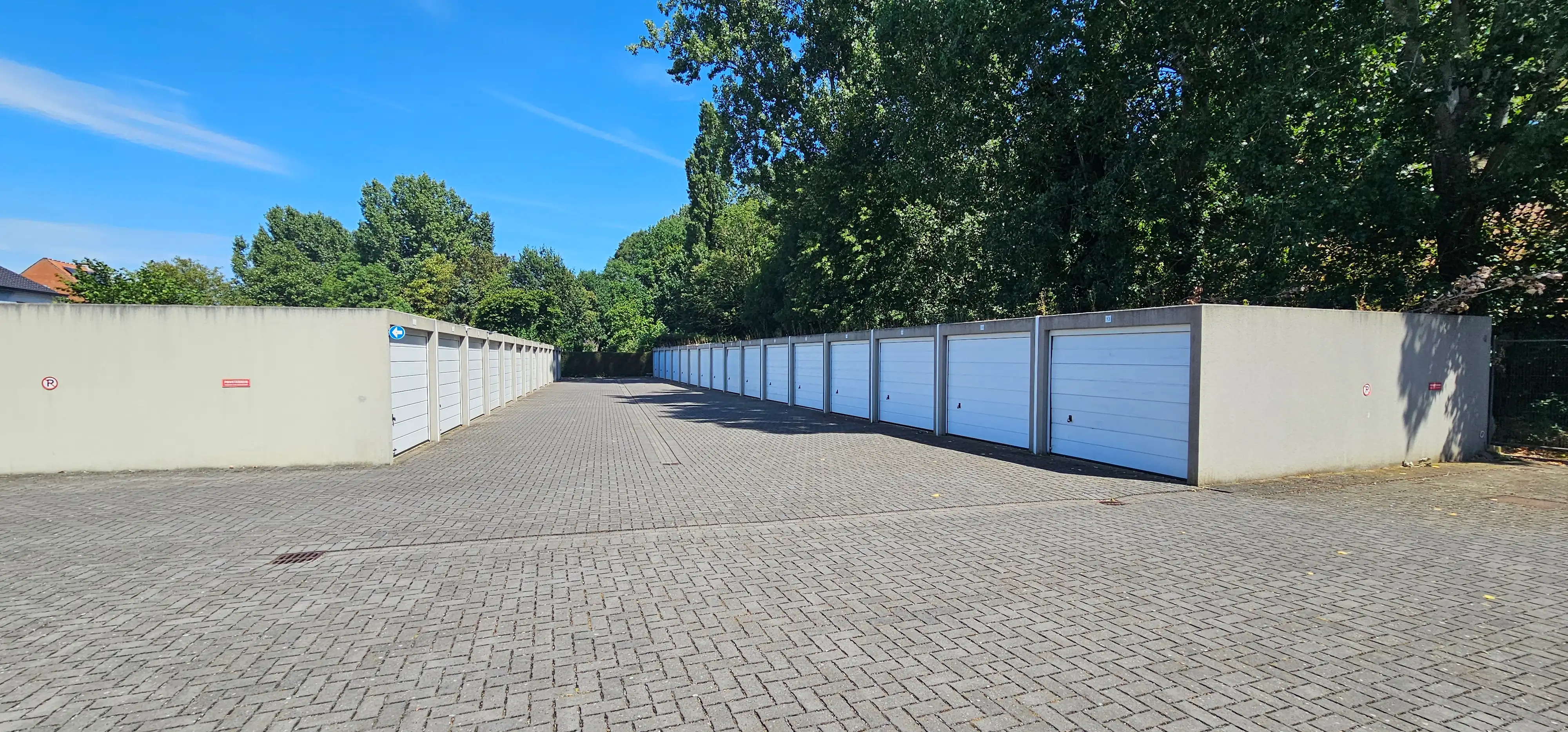 9 verhuurde garages en 3 autostaanplaatsen foto {{pictureIndex}}