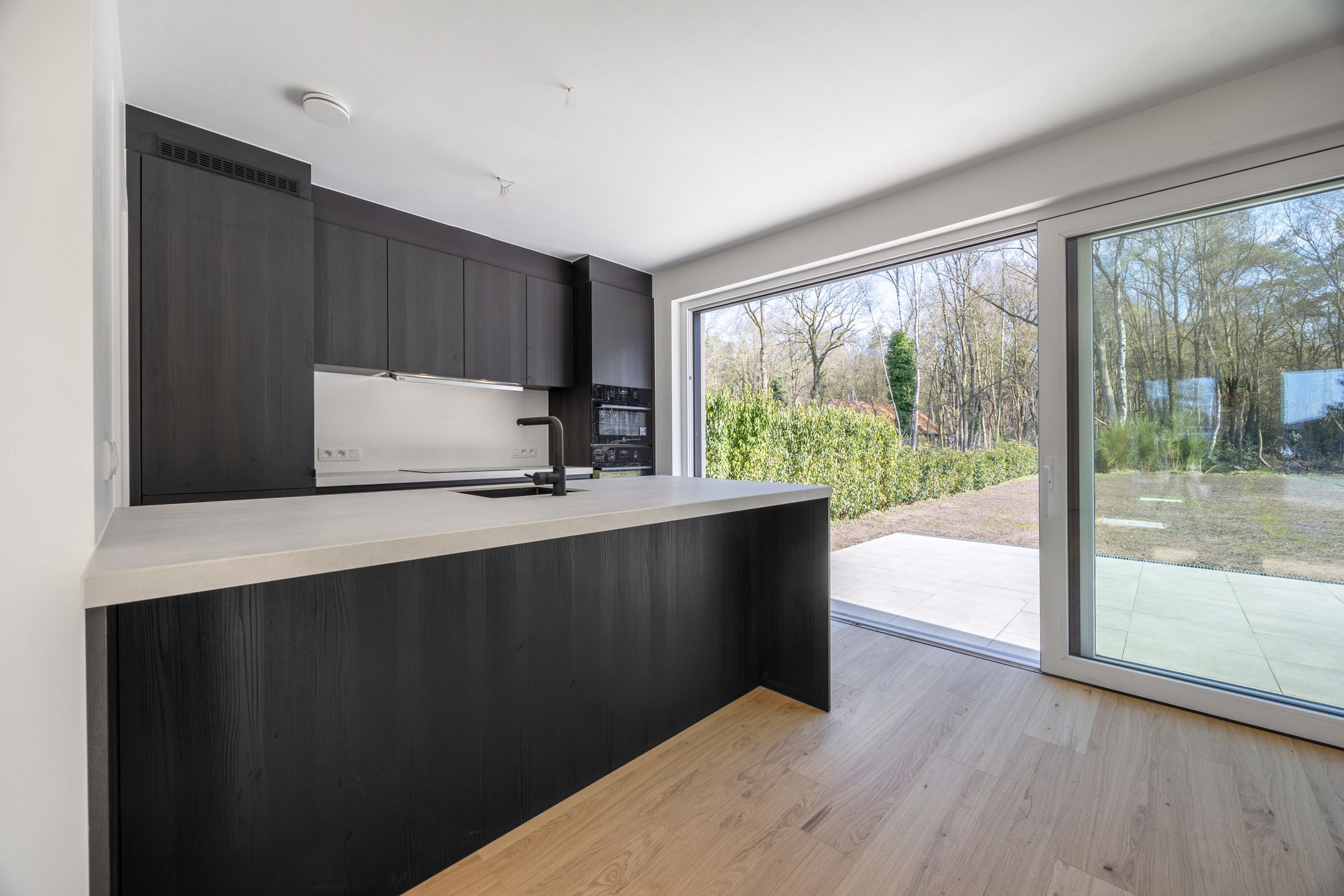 Stijlvolle nieuwbouwkoppelwoning met adembenemend boszicht foto 10