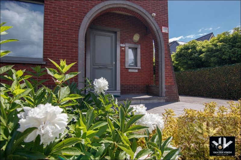 STIJLVOLLE HOB MET MODERN COMFORT EN ZWEMBAD foto 3
