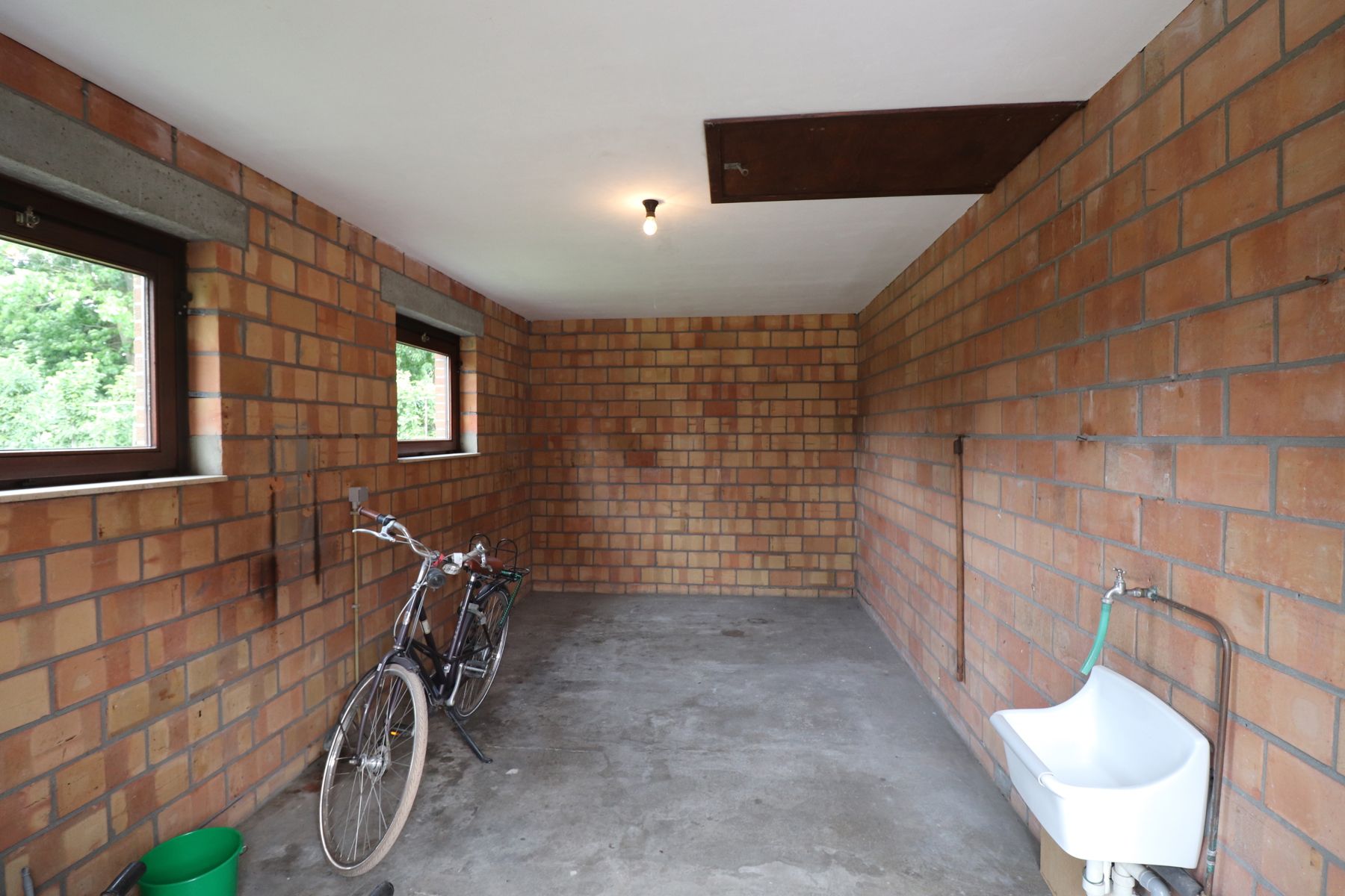 Laagbouwwoning met 2 slaapkamers, garage, terras en tuin. foto 16