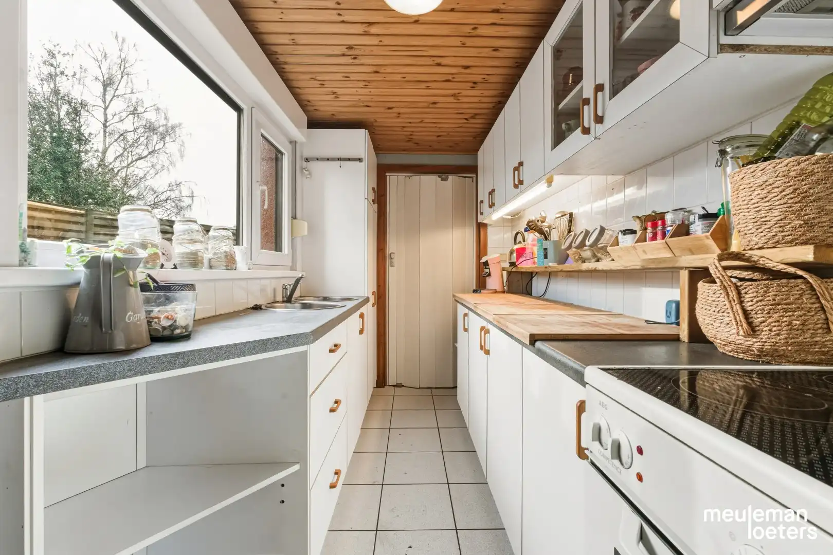 Halfopen verzorgde woning met garage en ruime tuin foto 7