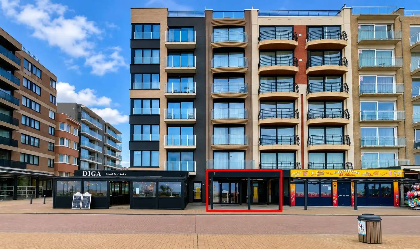 Koksijde - Commerciële handelspand op de Zeedijk foto {{pictureIndex}}