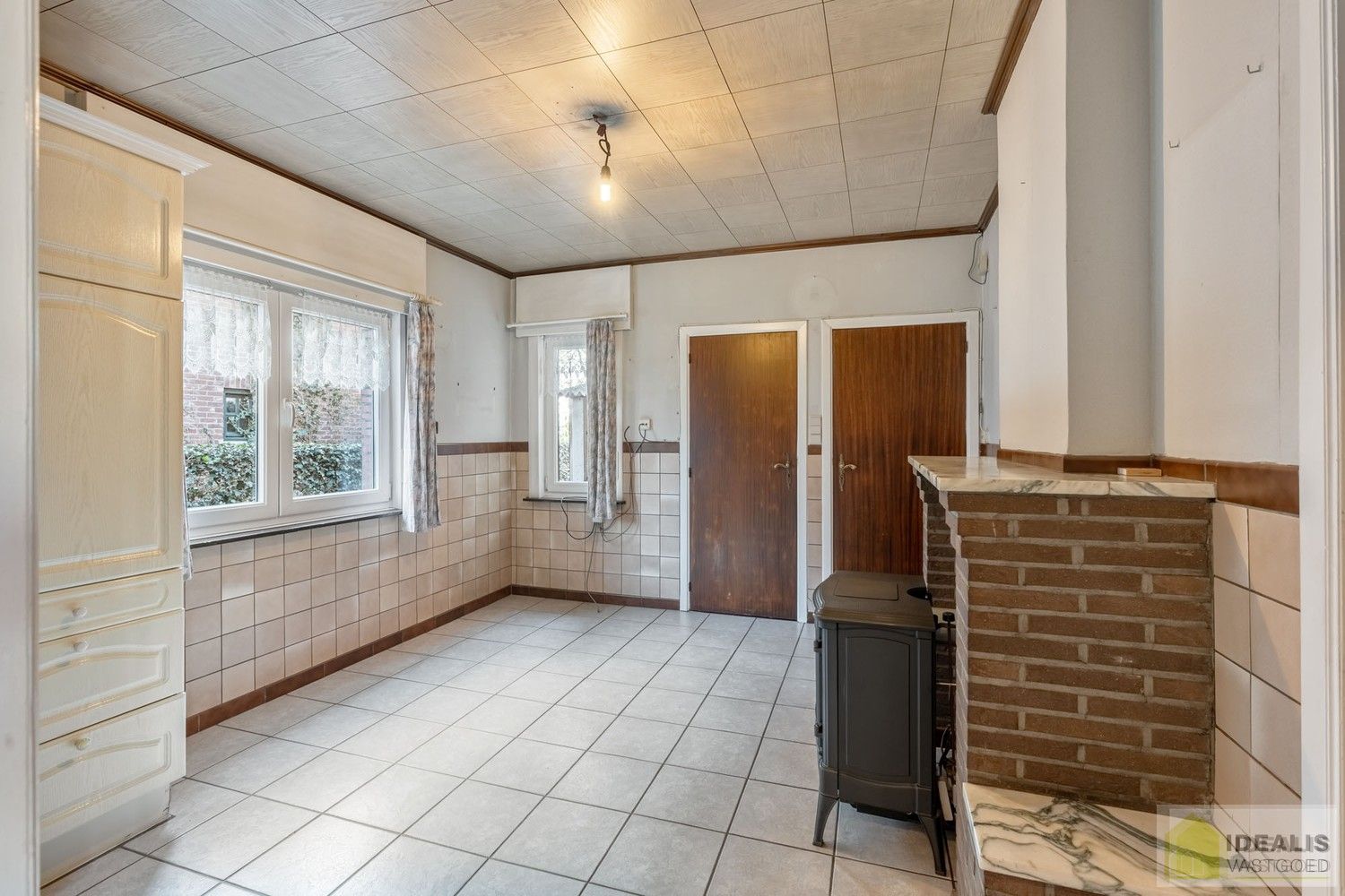 TE RENOVEREN WONING NABIJ HET CENTRUM VAN WIJCHMAAL, PEER OP EEN PERCEEL VAN  MAAR LIEFST 12A 5CA – DE WONING OMVAT EEN OPEN LEEFRUIMTE MET VEEL LICHTINVAL, KEUKEN MET AANSLUITEND EETKAMER, 3 SLAAPKAMERS, BADKAMER, VERANDA EN TWEE RUIME OPSLAGRUIMTES/WERKPLAATSEN – Een praktisch ingedeelde woning op een ruim perceel nabij het centrum van Peer! Dé perfecte zet voor zij die op zoek zijn naar een te renoveren woning met veel mogelijkheden op een rustige locatie in Wijchmaal, Peer! foto 8